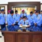 Foto: Ketua Umum Persatuan Purnawirawan Angkatan Laut (PPAL) Laksamana TNI (Purn) Yudo Margono menandatangani buku tamu usai memimpin rangkaian peringatan HUT ke-40 PPAL di Jakarta, Jumat (7/8/2026).