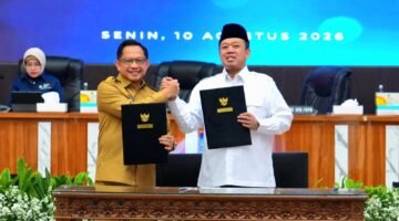 Menteri Dalam Negeri (Mendagri) Muhammad Tito Karnavian bersama Menteri Agraria dan Tata Ruang/Kepala Badan Pertanahan Nasional (ATR/BPN) Nusron Wahid menandatangani Surat Edaran Bersama (SEB) terkait mekanisme penerimaan setoran dan penelitian Surat Setoran Pajak Daerah Bea Perolehan Hak atas Tanah dan Bangunan (BPHTB).