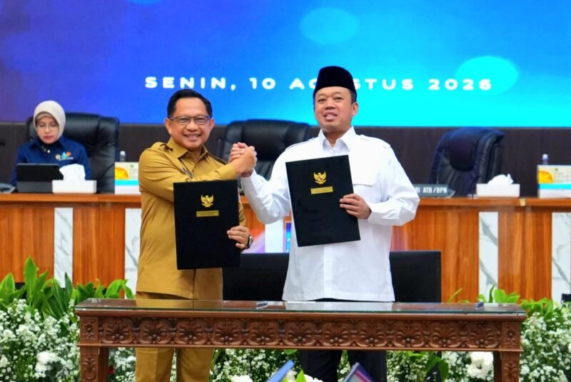 Menteri Dalam Negeri (Mendagri) Muhammad Tito Karnavian bersama Menteri Agraria dan Tata Ruang/Kepala Badan Pertanahan Nasional (ATR/BPN) Nusron Wahid menandatangani Surat Edaran Bersama (SEB) terkait mekanisme penerimaan setoran dan penelitian Surat Setoran Pajak Daerah Bea Perolehan Hak atas Tanah dan Bangunan (BPHTB).