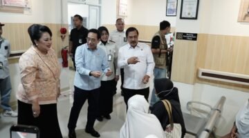 Kementerian Imigrasi dan Pemasyarakatan (Kemenimipas) membagikan bantuan sosial berupa 81 paket sembako kepada masyarakat dalam rangka memperingati Hari Ulang Tahun (HUT) ke-81 Kemerdekaan Republik Indonesia, Selasa (11/8).