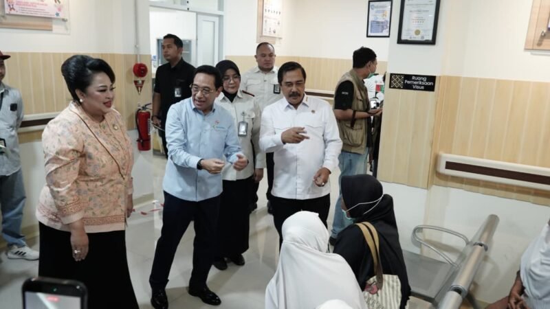 Kementerian Imigrasi dan Pemasyarakatan (Kemenimipas) membagikan bantuan sosial berupa 81 paket sembako kepada masyarakat dalam rangka memperingati Hari Ulang Tahun (HUT) ke-81 Kemerdekaan Republik Indonesia, Selasa (11/8).