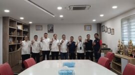 Foto: Ketua Pokja PWI Wali Kota Jakarta Timur Rudolf Simbolon bersama jajaran berfoto bersama Kepala Kantor Pertanahan Kota Administrasi Jakarta Timur Hermawan dan jajaran usai audiensi di Kantor Pertanahan Jakarta Timur, Selasa (11/8/2026).