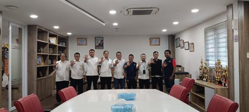 Foto: Ketua Pokja PWI Wali Kota Jakarta Timur Rudolf Simbolon bersama jajaran berfoto bersama Kepala Kantor Pertanahan Kota Administrasi Jakarta Timur Hermawan dan jajaran usai audiensi di Kantor Pertanahan Jakarta Timur, Selasa (11/8/2026).