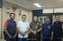 Foto: Kepala Satpol PP Kota Administrasi Jakarta Timur Muhammadong (tengah) bersama Ketua Pokja PWI Wali Kota Jakarta Timur Rudolf Simbolon (kedua dari kiri) dan jajaran berfoto bersama seusai audiensi di Kantor Satpol PP Jakarta Timur, Selasa (11/8/2026).