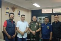 Foto: Kepala Satpol PP Kota Administrasi Jakarta Timur Muhammadong (tengah) bersama Ketua Pokja PWI Wali Kota Jakarta Timur Rudolf Simbolon (kedua dari kiri) dan jajaran berfoto bersama seusai audiensi di Kantor Satpol PP Jakarta Timur, Selasa (11/8/2026).