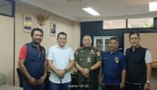 Foto: Kepala Satpol PP Kota Administrasi Jakarta Timur Muhammadong (tengah) bersama Ketua Pokja PWI Wali Kota Jakarta Timur Rudolf Simbolon (kedua dari kiri) dan jajaran berfoto bersama seusai audiensi di Kantor Satpol PP Jakarta Timur, Selasa (11/8/2026).