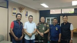 Foto: Kepala Satpol PP Kota Administrasi Jakarta Timur Muhammadong (tengah) bersama Ketua Pokja PWI Wali Kota Jakarta Timur Rudolf Simbolon (kedua dari kiri) dan jajaran berfoto bersama seusai audiensi di Kantor Satpol PP Jakarta Timur, Selasa (11/8/2026).