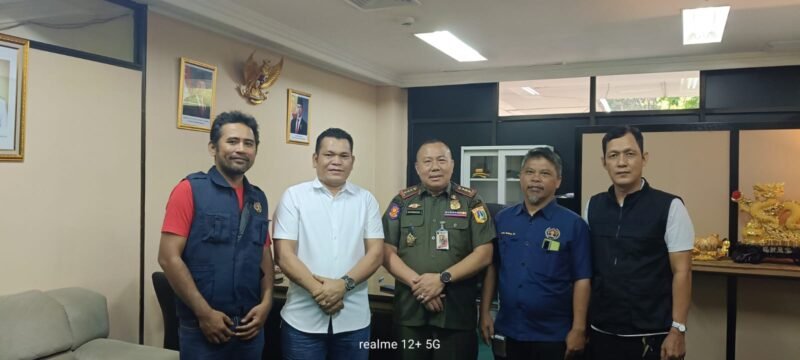 Foto: Kepala Satpol PP Kota Administrasi Jakarta Timur Muhammadong (tengah) bersama Ketua Pokja PWI Wali Kota Jakarta Timur Rudolf Simbolon (kedua dari kiri) dan jajaran berfoto bersama seusai audiensi di Kantor Satpol PP Jakarta Timur, Selasa (11/8/2026).