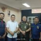 Foto: Kepala Satpol PP Kota Administrasi Jakarta Timur Muhammadong (tengah) bersama Ketua Pokja PWI Wali Kota Jakarta Timur Rudolf Simbolon (kedua dari kiri) dan jajaran berfoto bersama seusai audiensi di Kantor Satpol PP Jakarta Timur, Selasa (11/8/2026).