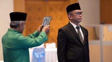 Kepala Badan Nasional Penanggulangan Bencana (BNPB) Letjen TNI Suharyanto mengambil sumpah Pegawai Negeri Sipil (PNS) Dr. Abdul Muhari sebagai Deputi Bidang Pencegahan BNPB. Prosesi pengambilan sumpah berlangsung di Gedung Graha BNPB, Jakarta Timur, Kamis (13/8).