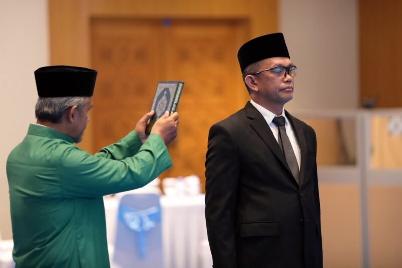 Kepala Badan Nasional Penanggulangan Bencana (BNPB) Letjen TNI Suharyanto mengambil sumpah Pegawai Negeri Sipil (PNS) Dr. Abdul Muhari sebagai Deputi Bidang Pencegahan BNPB. Prosesi pengambilan sumpah berlangsung di Gedung Graha BNPB, Jakarta Timur, Kamis (13/8).