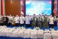 Foto: Sejumlah pejabat TNI, Polri, BNN, dan instansi terkait menunjukkan barang bukti ketamine dalam konferensi pers pengungkapan penyelundupan narkotika lintas negara di Mako Kodaeral IV, Batam, Rabu (12/8/2026).