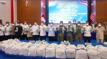 Foto: Sejumlah pejabat TNI, Polri, BNN, dan instansi terkait menunjukkan barang bukti ketamine dalam konferensi pers pengungkapan penyelundupan narkotika lintas negara di Mako Kodaeral IV, Batam, Rabu (12/8/2026).