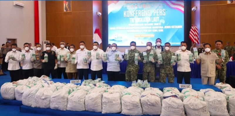 Foto: Sejumlah pejabat TNI, Polri, BNN, dan instansi terkait menunjukkan barang bukti ketamine dalam konferensi pers pengungkapan penyelundupan narkotika lintas negara di Mako Kodaeral IV, Batam, Rabu (12/8/2026).