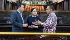 Ketua DPD RI Sultan Baktiar Najamudin bersama Ketua DPR RI Puan Maharani dan Wakil Ketua DPR RI Sufmi Dasco Ahmad melakukan inspeksi kesiapan Ruang Sidang Bersama DPR RI dan DPD RI di Kompleks Parlemen, Jakarta, Kamis (13/8).