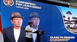 Oland PH Sibarani ketika menyampaikan visi / missinya dalam Konferprov PWI Jabar di Bandung, Rabu (12/8/2026) - Foto: ist.