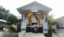 Foto: Tugu Pers Mendur di Talikuran, Kecamatan Kawangkoan Utara, Kabupaten Minahasa, Sulawesi Utara, menjadi salah satu penanda sejarah perjuangan pers dalam mengabadikan perjalanan kemerdekaan Indonesia.