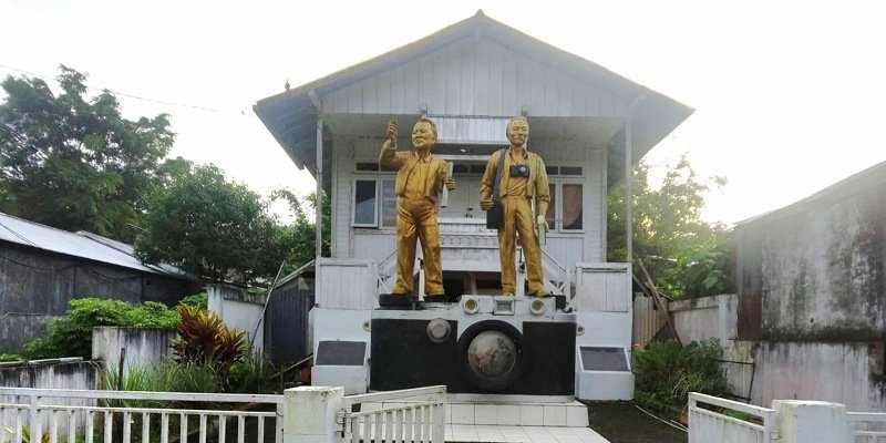 Foto: Tugu Pers Mendur di Talikuran, Kecamatan Kawangkoan Utara, Kabupaten Minahasa, Sulawesi Utara, menjadi salah satu penanda sejarah perjuangan pers dalam mengabadikan perjalanan kemerdekaan Indonesia.