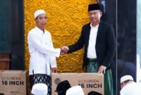 Foto: Maulid Nabi di Pisangan Timur, Munjirin Serahkan Tiga Kursi Roda untuk Warga