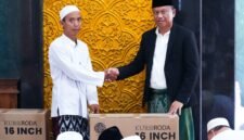 Foto: Maulid Nabi di Pisangan Timur, Munjirin Serahkan Tiga Kursi Roda untuk Warga