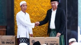 Foto: Maulid Nabi di Pisangan Timur, Munjirin Serahkan Tiga Kursi Roda untuk Warga
