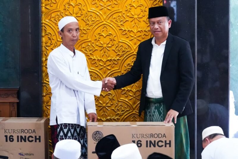 Foto: Maulid Nabi di Pisangan Timur, Munjirin Serahkan Tiga Kursi Roda untuk Warga