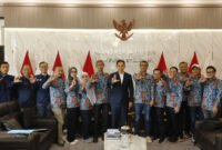 Foto: Bupati Lampung Selatan Radityo Egi Pratama berfoto bersama jajaran Persatuan Wartawan Indonesia (PWI) Provinsi Lampung dan PWI Lampung Selatan seusai audiensi di ruang kerja Bupati Lampung Selatan, Jumat (14/8/2026).