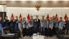 Foto: Bupati Lampung Selatan Radityo Egi Pratama berfoto bersama jajaran Persatuan Wartawan Indonesia (PWI) Provinsi Lampung dan PWI Lampung Selatan seusai audiensi di ruang kerja Bupati Lampung Selatan, Jumat (14/8/2026).