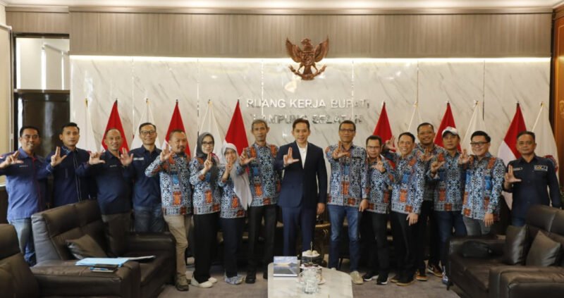 Foto: Bupati Lampung Selatan Radityo Egi Pratama berfoto bersama jajaran Persatuan Wartawan Indonesia (PWI) Provinsi Lampung dan PWI Lampung Selatan seusai audiensi di ruang kerja Bupati Lampung Selatan, Jumat (14/8/2026).