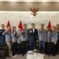 Foto: Bupati Lampung Selatan Radityo Egi Pratama berfoto bersama jajaran Persatuan Wartawan Indonesia (PWI) Provinsi Lampung dan PWI Lampung Selatan seusai audiensi di ruang kerja Bupati Lampung Selatan, Jumat (14/8/2026).