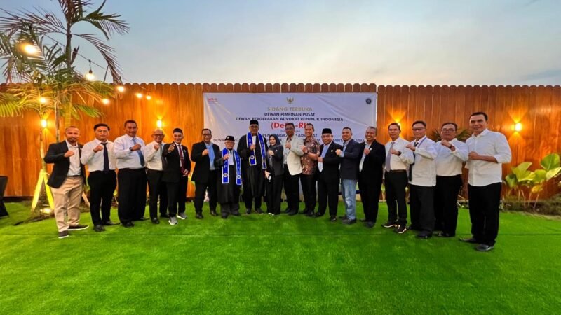 Foto: Pimpinan dan jajaran Dewan Pergerakan Advokat Republik Indonesia (DePA-RI) bersama para advokat baru berfoto bersama usai pelaksanaan sidang terbuka Dewan Pimpinan Pusat DePA-RI di Banjarbaru, Kalimantan Selatan.