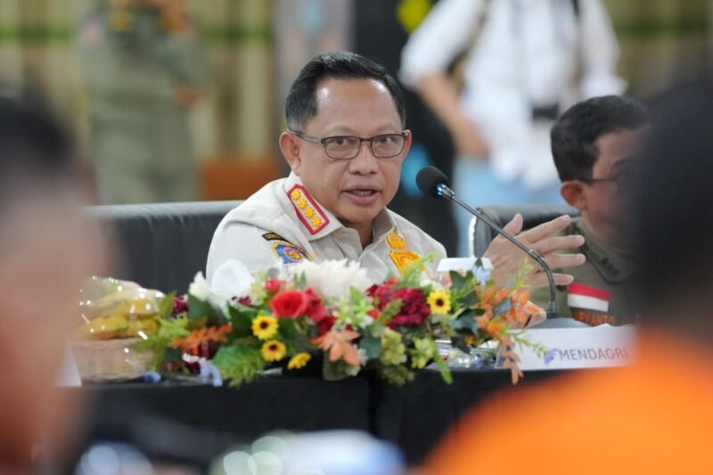 Menteri Dalam Negeri (Mendagri) Muhammad Tito Karnavian memastikan pemerintah bergerak cepat menangani dampak gempa bumi yang melanda sejumlah wilayah di Nusa Tenggara Timur (NTT). Ia menyebut, penanganan pada tahap awal pascagempa berfokus pada penyelamatan korban serta pemulihan berbagai layanan dasar masyarakat.