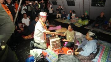 Menteri Dalam Negeri (Mendagri) Muhammad Tito Karnavian meninjau langsung penanganan pascagempa bumi di Kabupaten Manggarai Timur, Nusa Tenggara Timur (NTT), Minggu (17/8/2026).