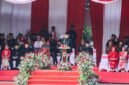 Foto: Sejumlah pejabat dan unsur Forum Koordinasi Pimpinan Daerah (Forkopimda) hadir dalam rangkaian kegiatan tersebut. Dalam suasana penuh kebersamaan, para pejabat mengikuti prosesi pemotongan dan penyajian nasi tumpeng sebagai bagian dari perayaan HUT ke-81 Kemerdekaan RI.