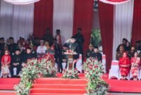 Foto: Sejumlah pejabat dan unsur Forum Koordinasi Pimpinan Daerah (Forkopimda) hadir dalam rangkaian kegiatan tersebut. Dalam suasana penuh kebersamaan, para pejabat mengikuti prosesi pemotongan dan penyajian nasi tumpeng sebagai bagian dari perayaan HUT ke-81 Kemerdekaan RI.