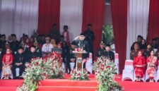 Foto: Sejumlah pejabat dan unsur Forum Koordinasi Pimpinan Daerah (Forkopimda) hadir dalam rangkaian kegiatan tersebut. Dalam suasana penuh kebersamaan, para pejabat mengikuti prosesi pemotongan dan penyajian nasi tumpeng sebagai bagian dari perayaan HUT ke-81 Kemerdekaan RI.
