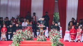 Foto: Sejumlah pejabat dan unsur Forum Koordinasi Pimpinan Daerah (Forkopimda) hadir dalam rangkaian kegiatan tersebut. Dalam suasana penuh kebersamaan, para pejabat mengikuti prosesi pemotongan dan penyajian nasi tumpeng sebagai bagian dari perayaan HUT ke-81 Kemerdekaan RI.