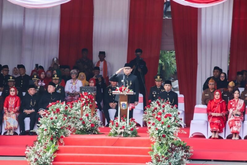 Foto: Sejumlah pejabat dan unsur Forum Koordinasi Pimpinan Daerah (Forkopimda) hadir dalam rangkaian kegiatan tersebut. Dalam suasana penuh kebersamaan, para pejabat mengikuti prosesi pemotongan dan penyajian nasi tumpeng sebagai bagian dari perayaan HUT ke-81 Kemerdekaan RI.