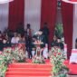Foto: Sejumlah pejabat dan unsur Forum Koordinasi Pimpinan Daerah (Forkopimda) hadir dalam rangkaian kegiatan tersebut. Dalam suasana penuh kebersamaan, para pejabat mengikuti prosesi pemotongan dan penyajian nasi tumpeng sebagai bagian dari perayaan HUT ke-81 Kemerdekaan RI.