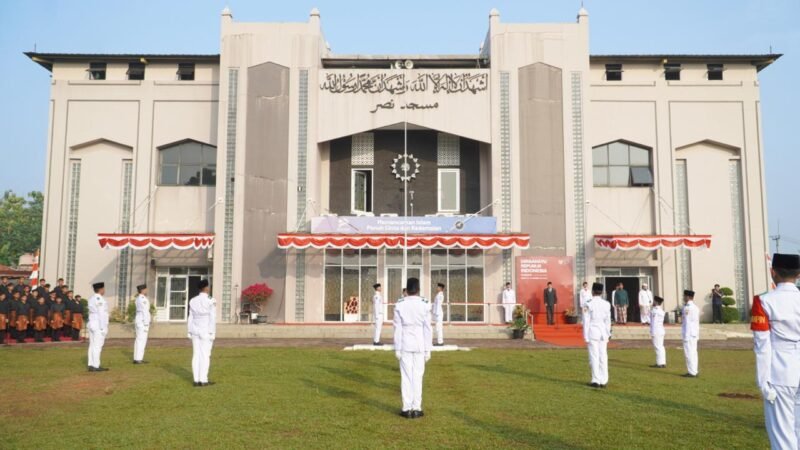 Foto: Peserta mengikuti Upacara Peringatan HUT ke-81 Kemerdekaan Republik Indonesia di halaman Kampus Mubarak, Bogor, Senin (17/8/2026).