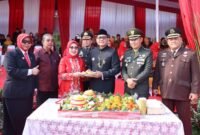 Foto: Sejumlah pejabat dan unsur Forum Koordinasi Pimpinan Daerah (Forkopimda) hadir dalam rangkaian kegiatan tersebut. Dalam suasana penuh kebersamaan, para pejabat mengikuti prosesi pemotongan dan penyajian nasi tumpeng sebagai bagian dari perayaan HUT ke-81 Kemerdekaan RI.