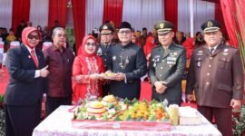 Foto: Sejumlah pejabat dan unsur Forum Koordinasi Pimpinan Daerah (Forkopimda) hadir dalam rangkaian kegiatan tersebut. Dalam suasana penuh kebersamaan, para pejabat mengikuti prosesi pemotongan dan penyajian nasi tumpeng sebagai bagian dari perayaan HUT ke-81 Kemerdekaan RI.
