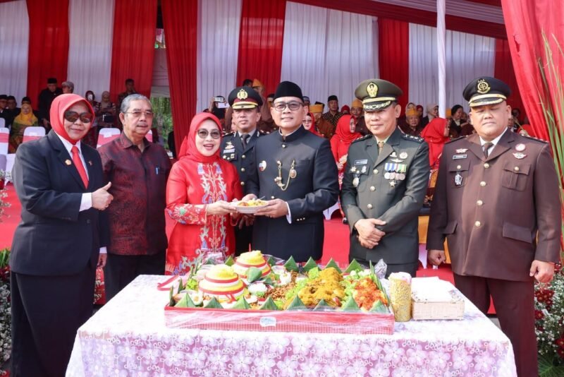 Foto: Sejumlah pejabat dan unsur Forum Koordinasi Pimpinan Daerah (Forkopimda) hadir dalam rangkaian kegiatan tersebut. Dalam suasana penuh kebersamaan, para pejabat mengikuti prosesi pemotongan dan penyajian nasi tumpeng sebagai bagian dari perayaan HUT ke-81 Kemerdekaan RI.