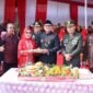 Foto: Sejumlah pejabat dan unsur Forum Koordinasi Pimpinan Daerah (Forkopimda) hadir dalam rangkaian kegiatan tersebut. Dalam suasana penuh kebersamaan, para pejabat mengikuti prosesi pemotongan dan penyajian nasi tumpeng sebagai bagian dari perayaan HUT ke-81 Kemerdekaan RI.