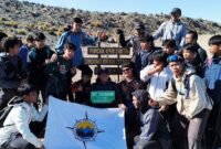 Foto: Sejumlah santri Pecinta Alam Ma’had Al-Imam Adz-Dzahabi (SAPALA) berfoto bersama usai mencapai kawasan puncak Gunung Sindoro, Jawa Tengah, Senin (17/8/2026).