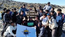 Foto: Sejumlah santri Pecinta Alam Ma’had Al-Imam Adz-Dzahabi (SAPALA) berfoto bersama usai mencapai kawasan puncak Gunung Sindoro, Jawa Tengah, Senin (17/8/2026).