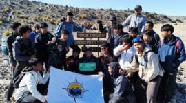 Foto: Sejumlah santri Pecinta Alam Ma’had Al-Imam Adz-Dzahabi (SAPALA) berfoto bersama usai mencapai kawasan puncak Gunung Sindoro, Jawa Tengah, Senin (17/8/2026).