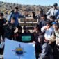 Foto: Sejumlah santri Pecinta Alam Ma’had Al-Imam Adz-Dzahabi (SAPALA) berfoto bersama usai mencapai kawasan puncak Gunung Sindoro, Jawa Tengah, Senin (17/8/2026).