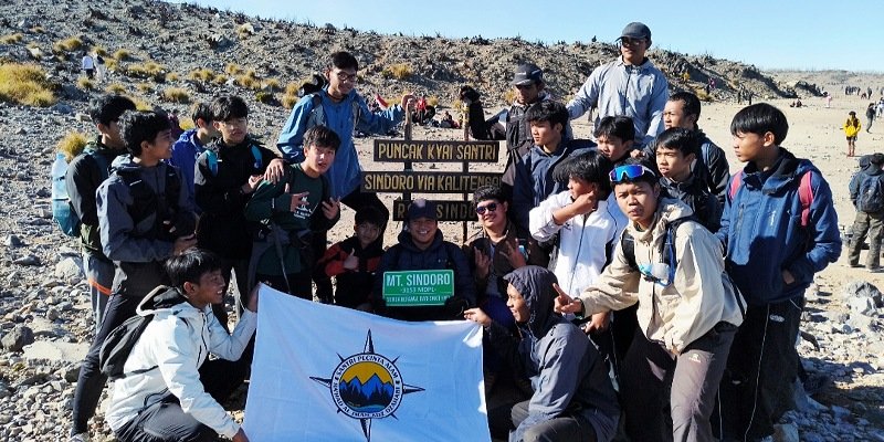 Foto: Sejumlah santri Pecinta Alam Ma’had Al-Imam Adz-Dzahabi (SAPALA) berfoto bersama usai mencapai kawasan puncak Gunung Sindoro, Jawa Tengah, Senin (17/8/2026).