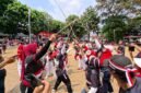Foto: Warga antusias mengikuti perlombaan dalam pesta rakyat memperingati HUT ke-81 Republik Indonesia di Kalisari, Pasar Rebo, Jakarta Timur, Selasa (18/8/2026).